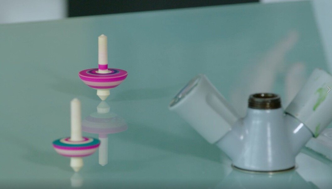 Snurrebassen veltar fyrst når tyngdekrafta blir større enn spinnkrafta. Snurrebassen veltar fyrst når tyngdekrafta blir større enn spinnkrafta.