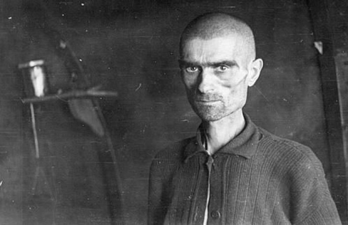 Sovjetisk krigsfange fotografert i Bjørnelva fangeleir i 1945. (Foto: Leiv Kreyberg/Nasjonalarkivet) Sovjetisk krigsfange fotografert i Bjørnelva fangeleir i 1945. (Foto: Leiv Kreyberg/Nasjonalarkivet)