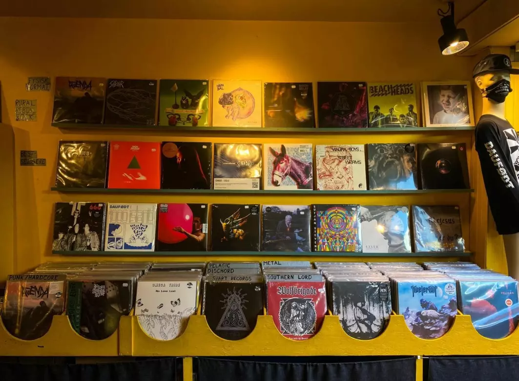 Hva skjer med musikken når folk slutter å lytte til albumformatet, og lytter først og fremst på spillelister med enkeltlåter? Platebutikken Tiger i Oslo selger fortsatt album i form av vinylplater, CD'er og kassetter.