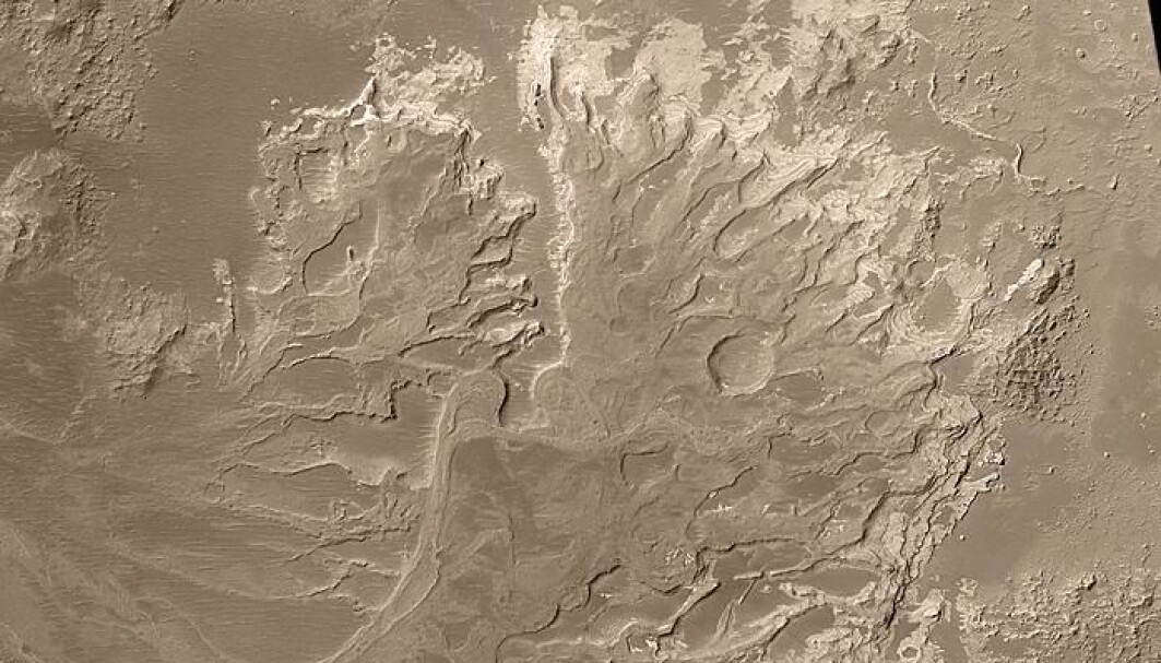 Restene av et elve-delta på Mars. En gang hadde planeten mye flytende vann på overflaten, men det er borte for lenge siden. Vann i flere forskjellige former eksisterer sannsynligvis fortsatt på planeten, og det kan utnyttes. Restene av et elve-delta på Mars. En gang hadde planeten mye flytende vann på overflaten, men det er borte for lenge siden. Vann i flere forskjellige former eksisterer sannsynligvis fortsatt på planeten, og det kan utnyttes.