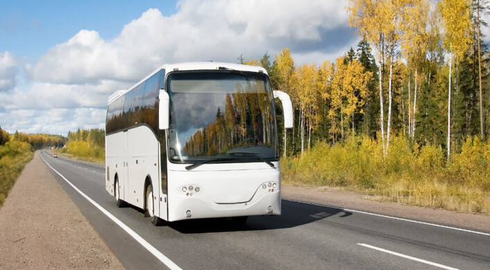 Hva beveger seg, bussen eller landskapet? Svaret avhenger av om du opplever bevegelsen fra bakken eller fra bussen. (Illustrasjonsfoto: www.colourbox.no) Hva beveger seg, bussen eller landskapet? Svaret avhenger av om du opplever bevegelsen fra bakken eller fra bussen. (Illustrasjonsfoto: www.colourbox.no)