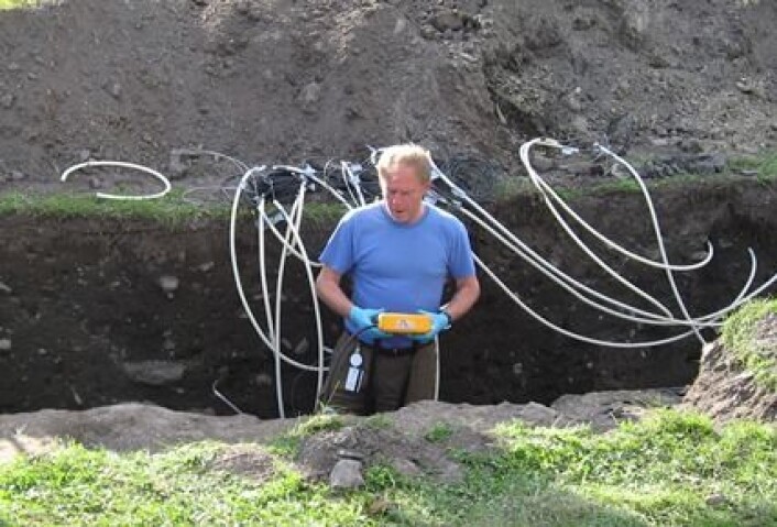 Seniorforsker Ove Bergersen fra Bioforsk har plassert ut overvåkingsutstyr under og rundt nybygg i flere deler av landet for å undersøke om bevaringsforholdene endrer seg over tid eller holder seg stabile. (Foto: Bioforsk) Seniorforsker Ove Bergersen fra Bioforsk har plassert ut overvåkingsutstyr under og rundt nybygg i flere deler av landet for å undersøke om bevaringsforholdene endrer seg over tid eller holder seg stabile. (Foto: Bioforsk)