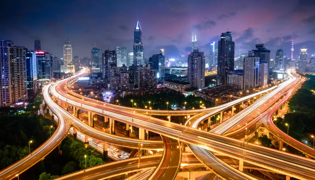 De menneskeskapte tingene består av mye betong, steinmasser og asfalt. Bildet viser et veikryss i Shanghai i Kina.