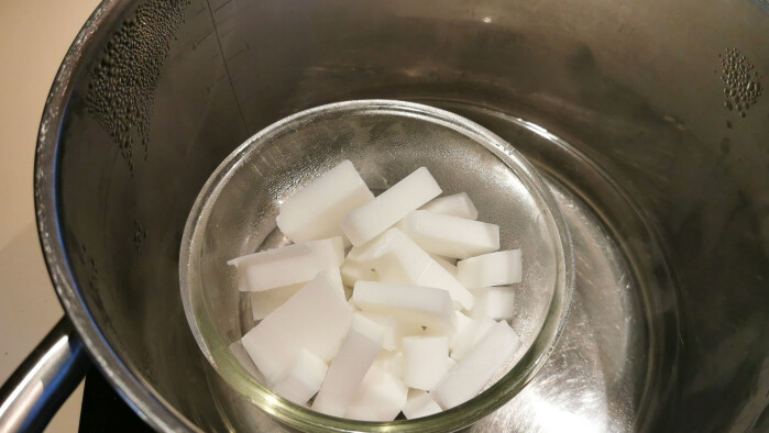 Kutt såpemassen i små terninger og smelt det i vannbad. Kutt såpemassen i små terninger og smelt det i vannbad.
