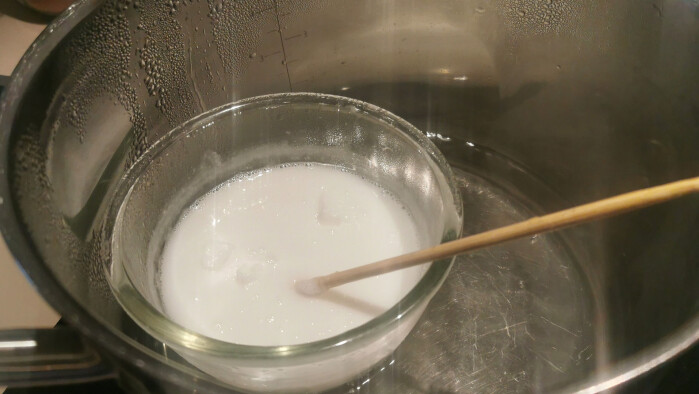 Prøv å ikke rør for mye i massen mens den smelter, for da kan den skumme seg. Prøv å ikke rør for mye i massen mens den smelter, for da kan den skumme seg.