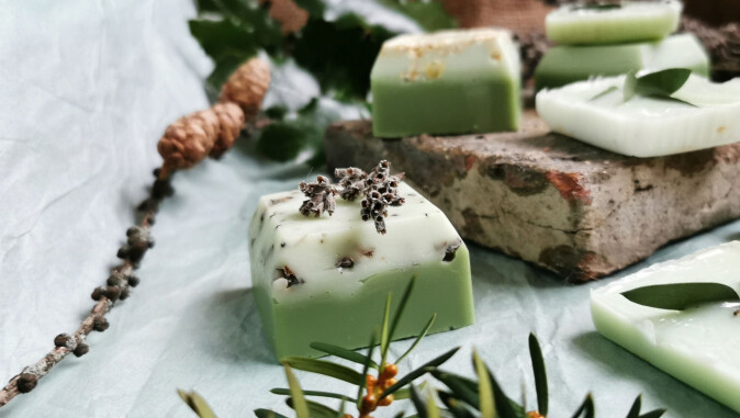 Tofarget såpe med lavendel og havre. Tofarget såpe med lavendel og havre.