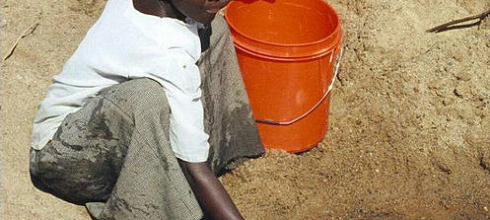 Kvinne henter forurenset drikkevann i landsbyen Mwamanongu i Tanzania. Foto: Bob Metcalf, Wikimedia Commons