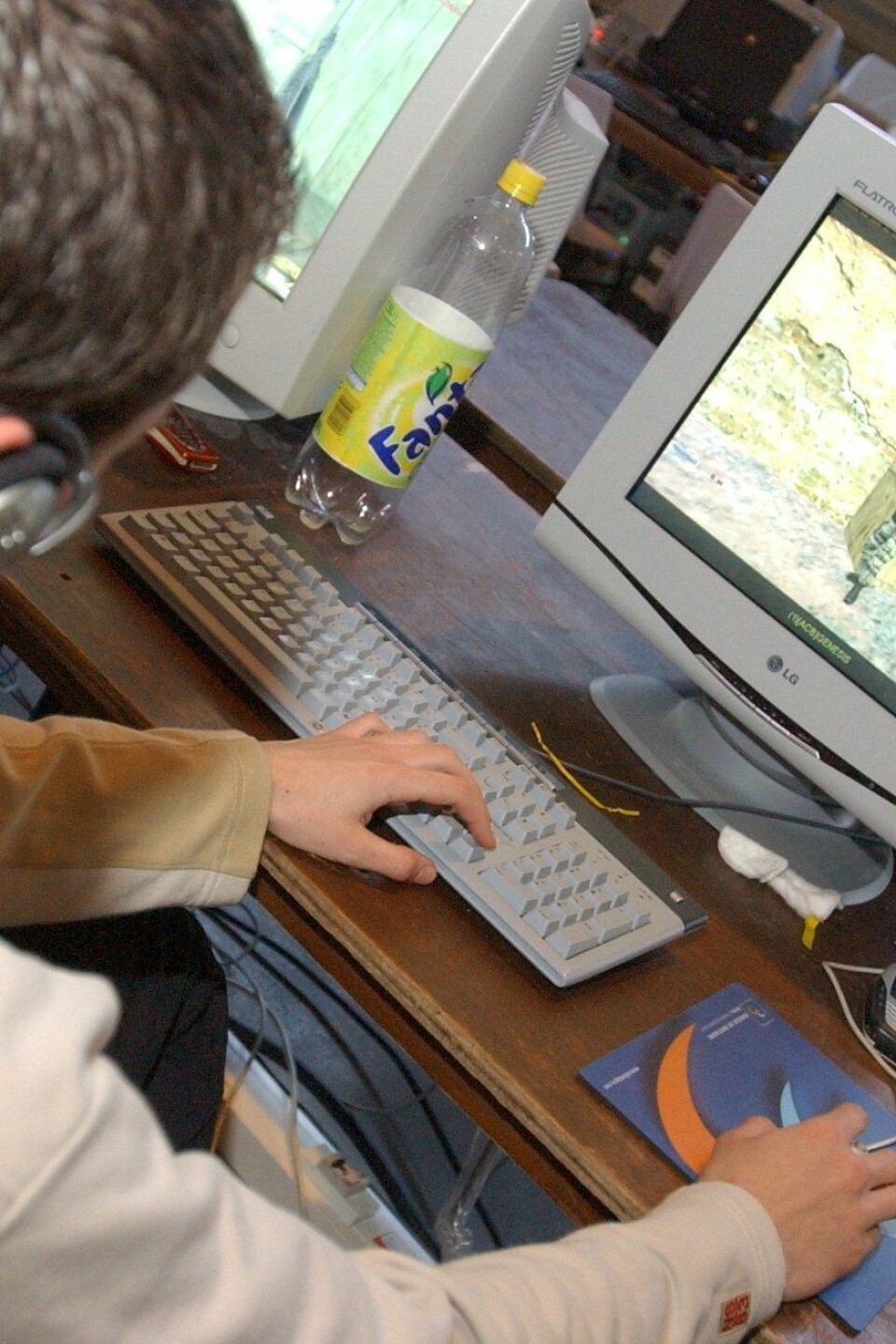 Stadig flere ungdommer bruker sommerferien til dataspilling. (Foto: Colourbox)