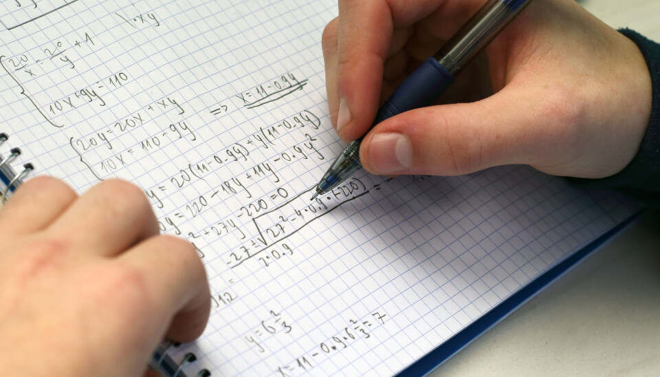 Høyre vil ha en skolereform og innføre flere undervisningstimer i realfag. Men danskene har gjort dette allerede. De opplever at ferdighetene i matematikk har falt etter reformen.