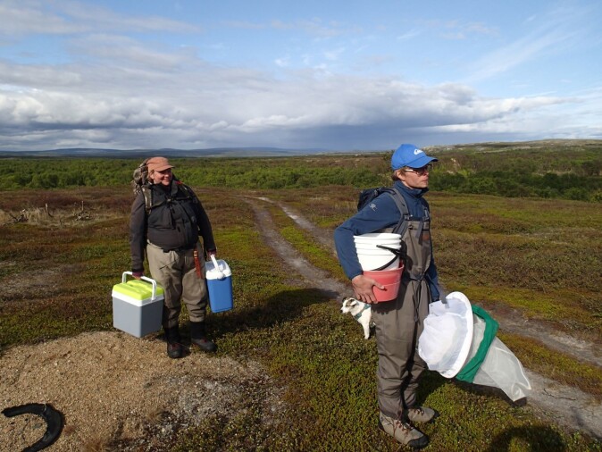 Naturforskeres arbeidsdag består av mye bæring. Her Jenny Jensen og Antti Eloranta. Naturforskeres arbeidsdag består av mye bæring. Her Jenny Jensen og Antti Eloranta.