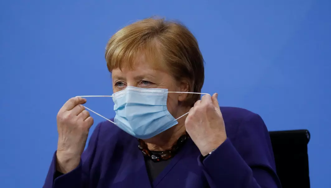 I Tyskland er det lenge vært plikt til å bruke munnbind på de fleste offentlige steder. Forbundskansler Angela Merkel har gått foran som et godt eksempel.