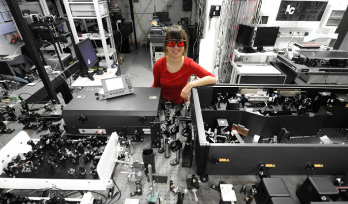 Joanna Oracz in det optiske laboratoriet. (Foto: Grzegorz Krzyzewski/Universitetet i Warszawa) Joanna Oracz in det optiske laboratoriet. (Foto: Grzegorz Krzyzewski/Universitetet i Warszawa)