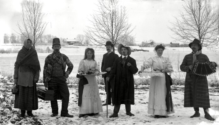 Luciafeiring i Järpås i Sverige. Bildet er tatt en gang mellom 1890 og 1905. Luciafeiring i Järpås i Sverige. Bildet er tatt en gang mellom 1890 og 1905.