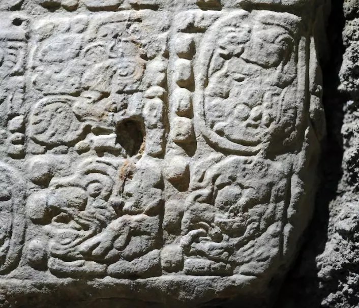Disse hieroglyfene forteller om mayaenes endetid, som etter beregningene skal være den 21. desember 2012. (Foto: David Stuart)