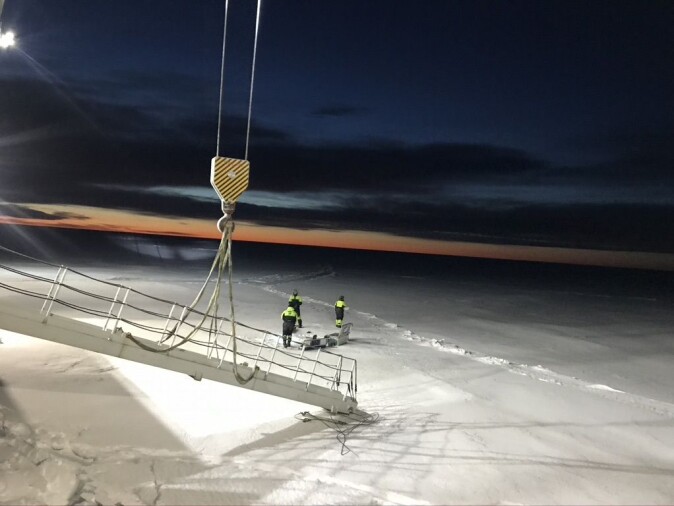 Forskere fra Universitetet i Tromsø ute på isen for å hente prøver. Forskere fra Universitetet i Tromsø ute på isen for å hente prøver.