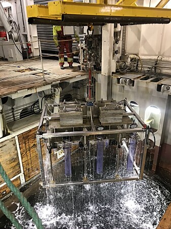Vi sendte multikjerneboreren ned gjennom skipets «moonpool», et hull i skroget inne i skipet, der vi kan senke instrumenter ned i havet selv om skipet er omgitt av is. Vi sendte multikjerneboreren ned gjennom skipets «moonpool», et hull i skroget inne i skipet, der vi kan senke instrumenter ned i havet selv om skipet er omgitt av is.