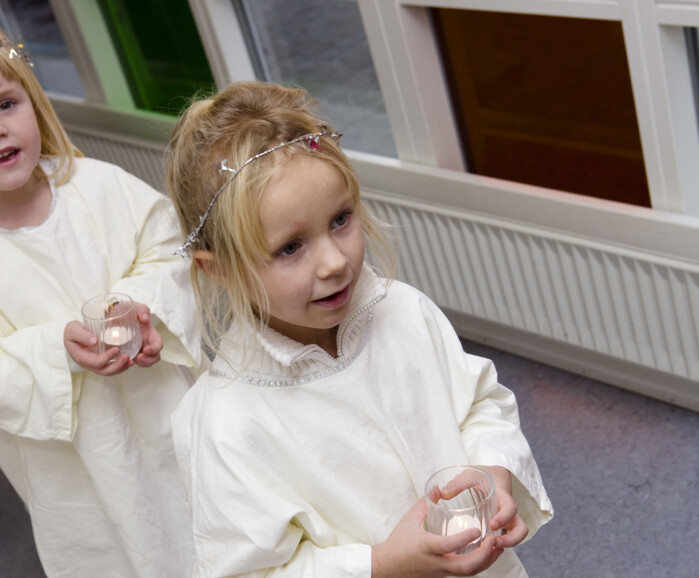 Oggi associamo la celebrazione di Lucia in Norvegia con i bambini dell'asilo oi bambini delle scuole che vanno in treno.