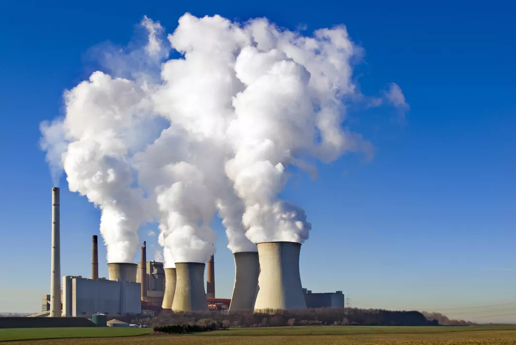Koronapandemien har mange steder ført til en nedgang i strømforbruket. I mange land produserer man mye strøm ved kullkraftverk, hvilket fører til store CO2-utslipp. På dette bildet vises et kullkraftverk i Tyskland.