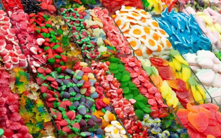 Vanlig sukker, som finnes i for eksempel godteri og brus, inneholder halvparten fruktose og halvparten glukose, som er druesukker. (Foto: Colourbox) Vanlig sukker, som finnes i for eksempel godteri og brus, inneholder halvparten fruktose og halvparten glukose, som er druesukker. (Foto: Colourbox)