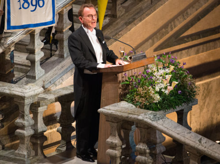Randy Schekman holder tale på banketten i Stockholm etter å ha motatt nobelpris. Schekman er en av tre forskere som deler årets pris innen fysiologi eller medisin. (Foto: Niklas Elmehed/Nobel Media AB) Randy Schekman holder tale på banketten i Stockholm etter å ha motatt nobelpris. Schekman er en av tre forskere som deler årets pris innen fysiologi eller medisin. (Foto: Niklas Elmehed/Nobel Media AB)