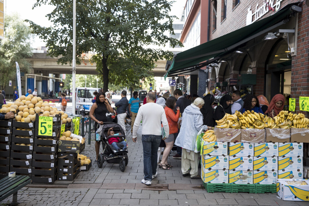 Grønnsakbutikk i bydelen Grønland i Oslo, som har en stor andel innvandrere. Samtidig som tilliten og positive holdninger til innvandrere og innvandring øker, øker også kontakten med innvandrere som bor i Norge. Grønnsakbutikk i bydelen Grønland i Oslo, som har en stor andel innvandrere. Samtidig som tilliten og positive holdninger til innvandrere og innvandring øker, øker også kontakten med innvandrere som bor i Norge.
