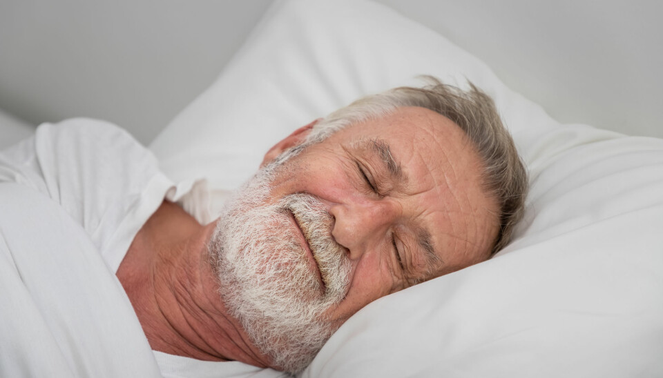 De fleste studier viser at vi får dårligere søvnkvalitet og sover kortere når vi blir eldre. Men eldre opplever ikke selv at de får dårligere søvn, sier forsker.