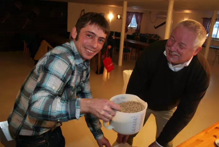 Entusiastene Jørn Kragtorp (t.v.) og Manfred Heun brygger øl av det urgamle kornslaget einkorn. Her med malt av einkorn, klare til å starte bryggeprosessen. (Foto: Asle Rønning)