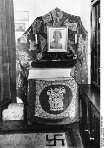 Minne over Carin Göring fra ekteparets bolig i Berlin, med hakekors på teppet. Bilde tatt i 1931. (Foto: Bundesarchiv/Wikipedia) Minne over Carin Göring fra ekteparets bolig i Berlin, med hakekors på teppet. Bilde tatt i 1931. (Foto: Bundesarchiv/Wikipedia)