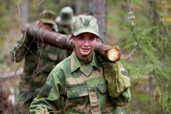 Mange kvinner tror at fysiske utfordringer blir for store i Forsvaret. Her bærer en soldat tømmer under Forsvarets kvinnecamp i 2012. (Foto: Ole Gunnar Henriksen Nordli / FMS) Mange kvinner tror at fysiske utfordringer blir for store i Forsvaret. Her bærer en soldat tømmer under Forsvarets kvinnecamp i 2012. (Foto: Ole Gunnar Henriksen Nordli / FMS)