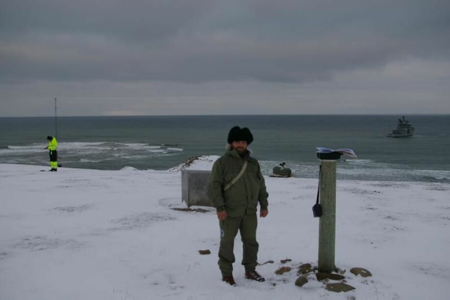 Magnar Gullikstad Johnsen venter på skyss tilbake med et kystvaktskip etter å ha foretatt en såkalt absoluttmåling av jordas magnetfelt på Hopen på Svalbard.