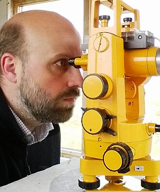 Absoluttmålinger brukes til å kalibrere magnetometerne slik at de gir riktige verdier av magnetfeltet. Absoluttmålinger brukes til å kalibrere magnetometerne slik at de gir riktige verdier av magnetfeltet.