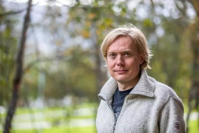 Juha Vierinen er førsteamanuensis i romfysikk ved UiT. Han jobber med å utvikle det nye romantenneanlegget EISCAT 3D, som vil åpne for helt nye muligheter for romforskerne.