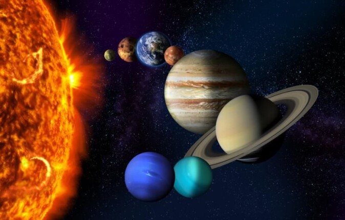 Nordlys oppstår når biter av solas plasma treffer gasser i atmosfæren, både på jorda og andre planeter med atmosfære. Nordlyset kan også bidra til å forandre temperaturen på jorda. Nordlys oppstår når biter av solas plasma treffer gasser i atmosfæren, både på jorda og andre planeter med atmosfære. Nordlyset kan også bidra til å forandre temperaturen på jorda.