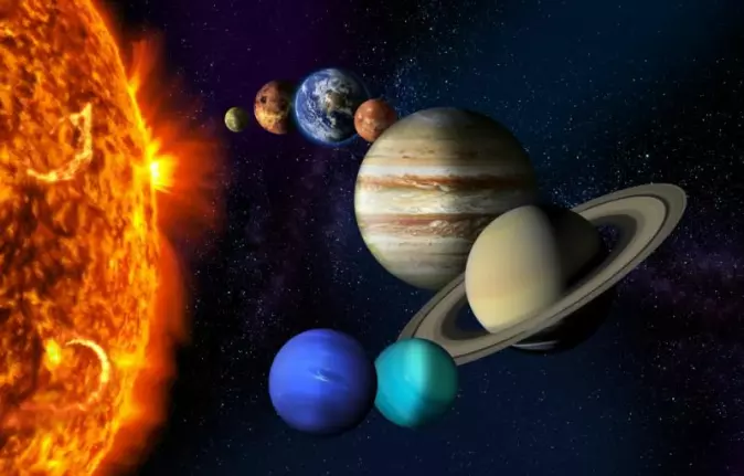 Nordlys oppstår når biter av solas plasma treffer gasser i atmosfæren, både på jorda og andre planeter med atmosfære. Nordlyset kan også bidra til å forandre temperaturen på jorda.