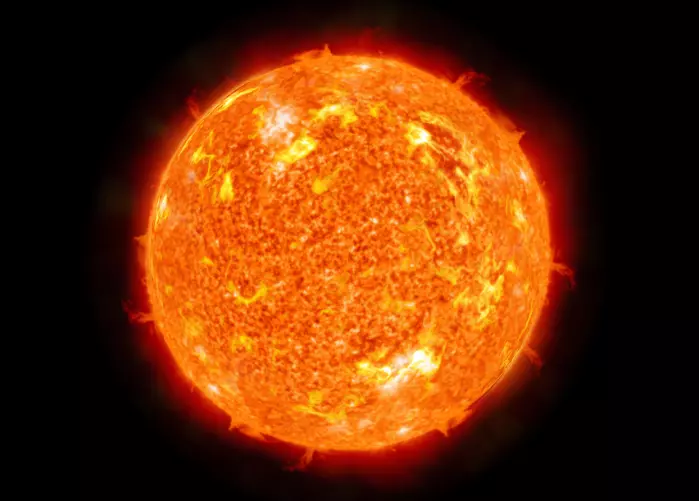 Sola er grunnen til at vi er i live, sier Juha Vierinen. Han studerer hvordan utbrudd fra sola påvirker oss.