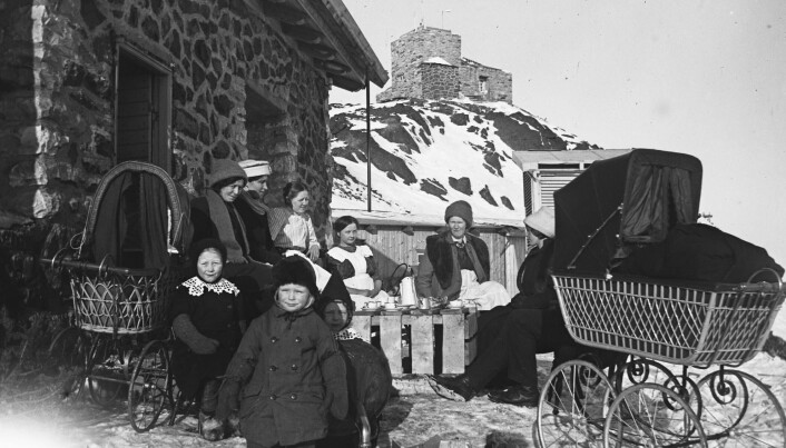 En vårlig dag hvor Haldde viser seg fra sin mer snille side og familiene tar en kaffepause i solveggen ved boligen. En vårlig dag hvor Haldde viser seg fra sin mer snille side og familiene tar en kaffepause i solveggen ved boligen.