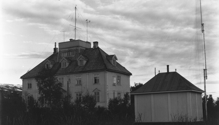 I 1918 ble bygningen som på folkemunne bar navnet «Geofysen» bli reist. Den skulle senere huse Værvarslinga for Nord-Norge. I 1918 ble bygningen som på folkemunne bar navnet «Geofysen» bli reist. Den skulle senere huse Værvarslinga for Nord-Norge.