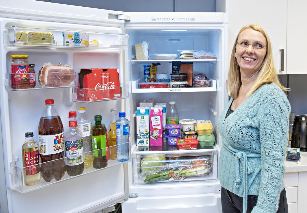 Too much food in the fridge makes it harder to keep track which food stays longer before it is eaten. Researcher Solveig Langsrud shows here how you can arrange the food so that it will make it easier. Too much food in the fridge makes it harder to keep track which food stays longer before it is eaten. Researcher Solveig Langsrud shows here how you can arrange the food so that it will make it easier.