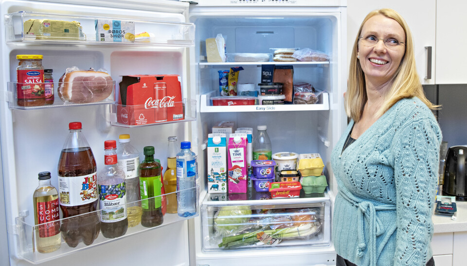 Mye mat i kjøleskapet gir dårligere oversikt slik at den ofte blir liggende lenger før den blir spist. Forsker Solveig Langsrud viser her hvordan du kan plassere matvarene.