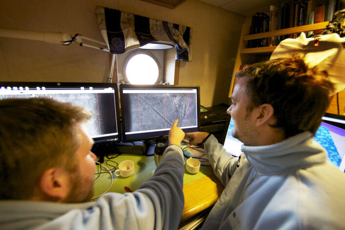 Operatørene følger med på hva ROV gjør på havbunnen. De ser det samme som ROV ser med kameraene. (Foto: Geir Johnsen/NTNU AUR-Lab) Operatørene følger med på hva ROV gjør på havbunnen. De ser det samme som ROV ser med kameraene. (Foto: Geir Johnsen/NTNU AUR-Lab)