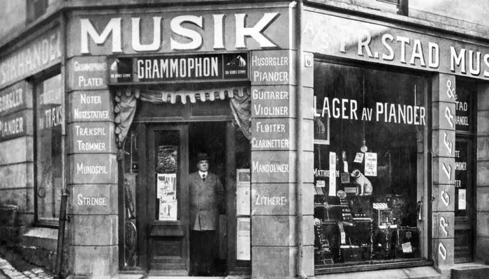 Kanskje ble de kommersielle innspillingen solgt her, i en musikkforretning i Fredrikstad, fotografert cirka 1910 .