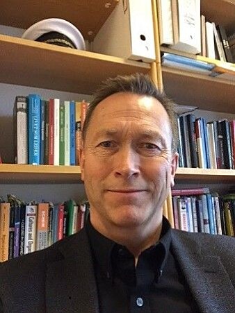 - Mye tyder på at politiet i flere faser av reformene i begge land ikke klarte å balansere endringer med god daglig drift av politiet, utdyper han. - Mye tyder på at politiet i flere faser av reformene i begge land ikke klarte å balansere endringer med god daglig drift av politiet, utdyper han.