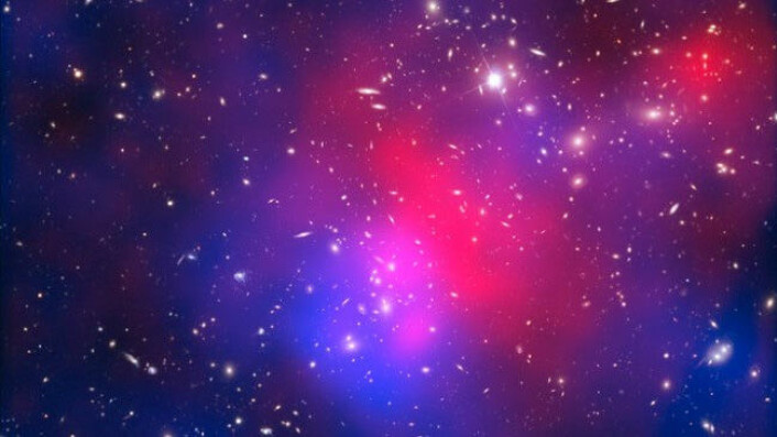 Den varme gassen er farga rød, mens den mørke materien er gjort blå. (Foto: NASA)