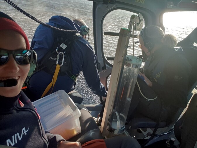 Høsten 2019 tok forskere fra NIVA prøver av omkring tusen norske innsjøer. Helikopter ble brukt for å rekke over alle. Høsten 2019 tok forskere fra NIVA prøver av omkring tusen norske innsjøer. Helikopter ble brukt for å rekke over alle.