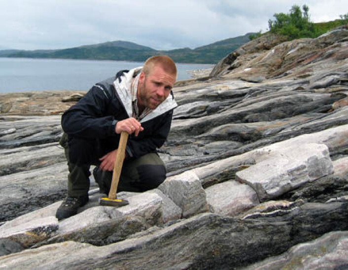 Forsker Trond Slagstad mener at en langvarig subduksjon av havbunnsskorpe er årsak til utviklingen av Norges én miliard år gamle fjellkjede. Foto: NGU Forsker Trond Slagstad mener at en langvarig subduksjon av havbunnsskorpe er årsak til utviklingen av Norges én miliard år gamle fjellkjede. Foto: NGU
