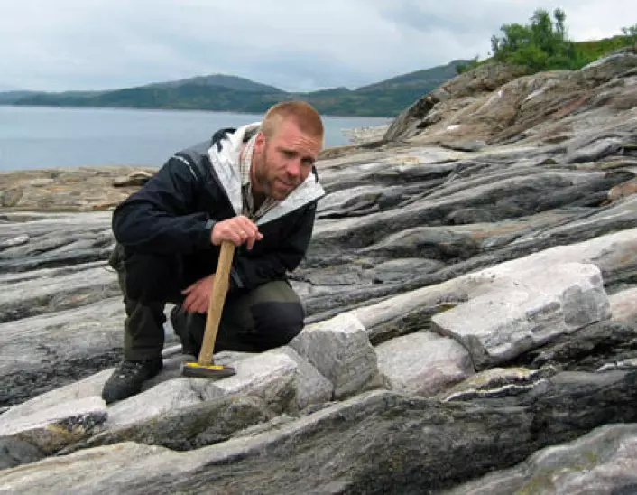 Forsker Trond Slagstad mener at en langvarig subduksjon av havbunnsskorpe er årsak til utviklingen av Norges én miliard år gamle fjellkjede. Foto: NGU
