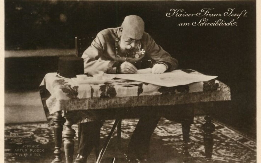 Her ved kontorpulten sin behandlet keiseren ikke mindre enn 250 000 ulike saker. Frantz Joseph I hadde stor tiltro til byråkrati. Her ved kontorpulten sin behandlet keiseren ikke mindre enn 250 000 ulike saker. Frantz Joseph I hadde stor tiltro til byråkrati.