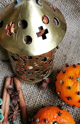 Siden spermhvaloppkast er ganske vanskelig å komme over, får du lage pomanderen din av andre ingredienser. Siden spermhvaloppkast er ganske vanskelig å komme over, får du lage pomanderen din av andre ingredienser.