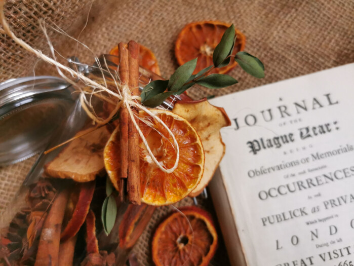 En pomander trenger ikke å inneholde dyre ingredienser, den virker ikke mot pesten allikevel. Men du kommer langt med en tørket appelsin, en pakke stjerneanis og noen kanelstenger for å lage julestemning. En pomander trenger ikke å inneholde dyre ingredienser, den virker ikke mot pesten allikevel. Men du kommer langt med en tørket appelsin, en pakke stjerneanis og noen kanelstenger for å lage julestemning.