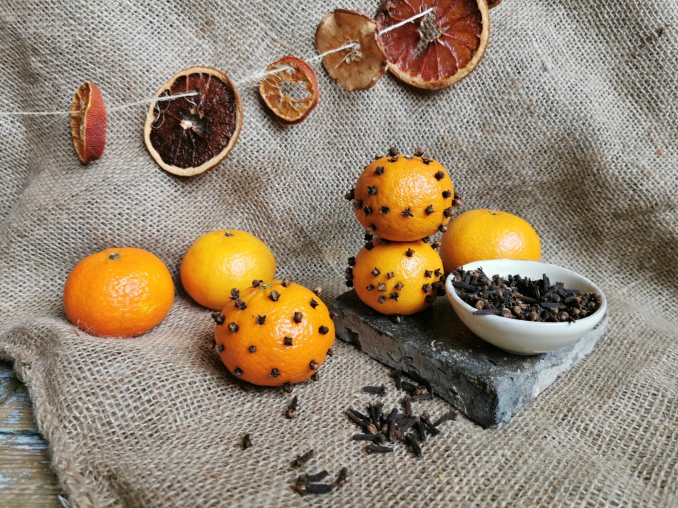 Stikk nellikspiker i appelsiner eller klementiner, eller tørk skiver av sitrusfrukt og heng opp en finfin pomandergirlander